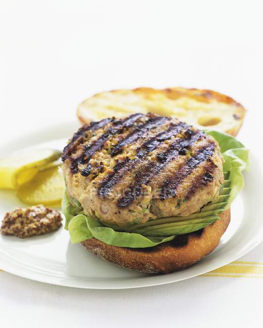 Gegrillter Hamburger mit Avocado — Stockfoto
