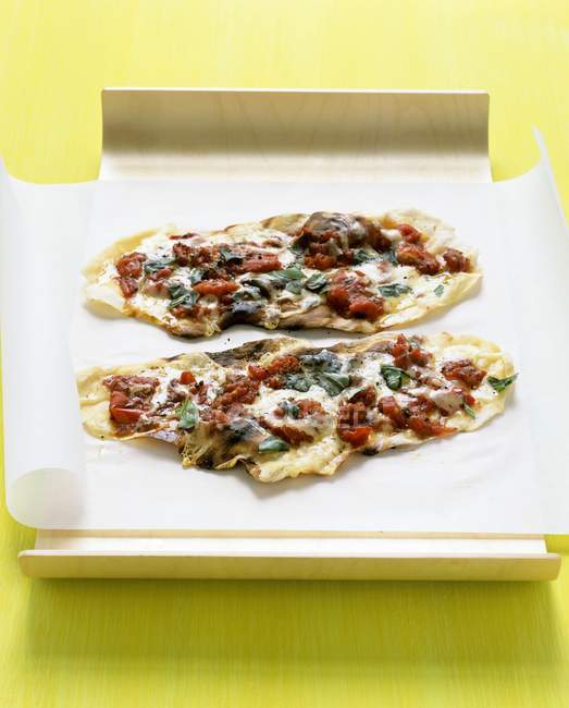 Пицца с помидорами и сливками — стоковое фото