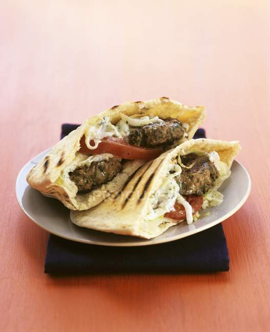 Pão Pita com hambúrgueres de presunto — Fotografia de Stock