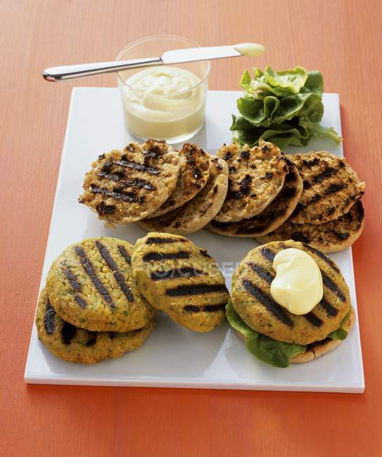Grilled veggie burgers — Stock Photo