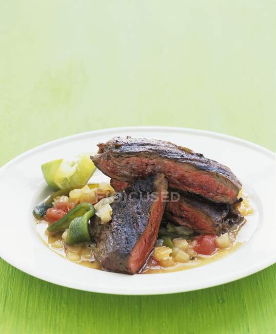 Steak de boeuf tranché avec ragoût de légumes — Photo de stock