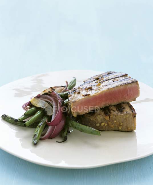 Tuna steak with green beans — Stock Photo