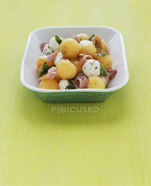 Melonensalat mit Mozzarella-Bällchen — Stockfoto