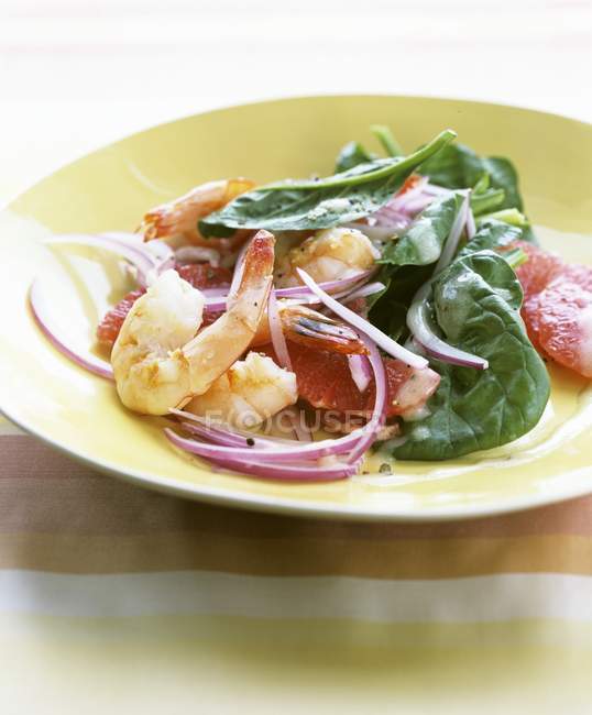 Spinach salad with prawns — Stock Photo