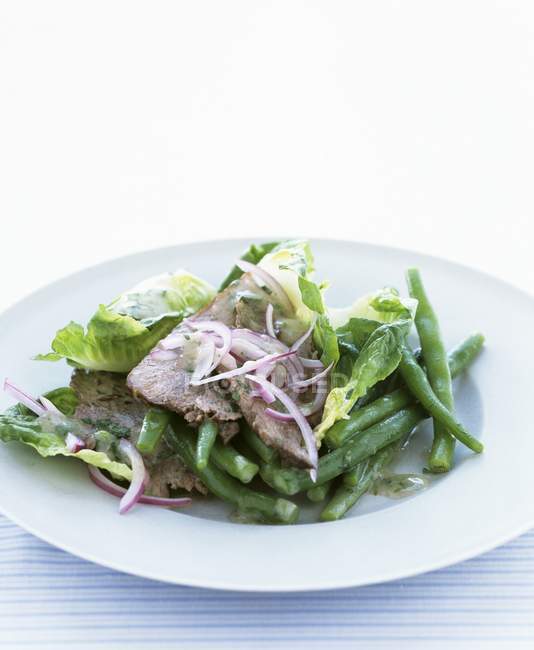 Салат із зеленої квасолі з яловичиною — стокове фото