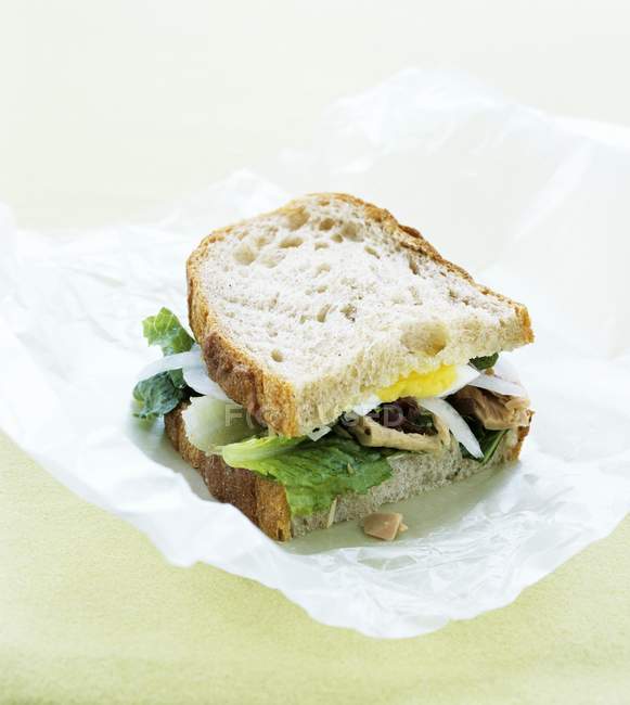Бутерброд з тунцем та яйцем — стокове фото