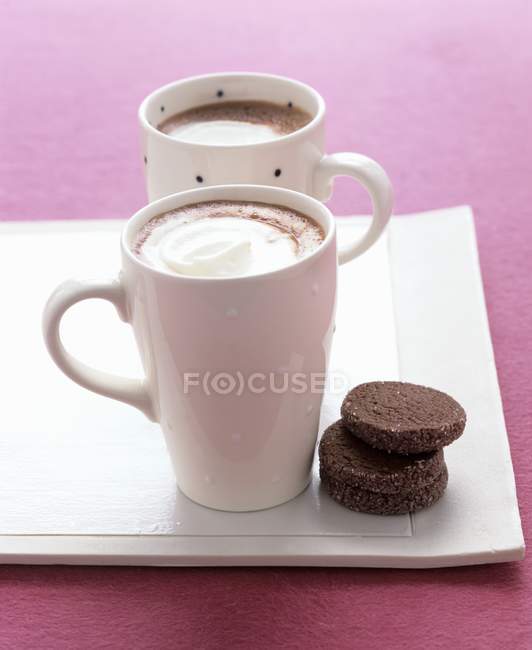Chocolate caliente en tazas - foto de stock