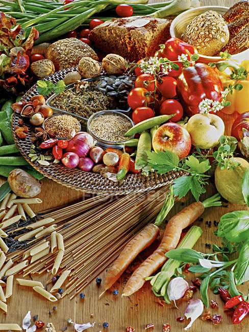 Змішаний натюрморт з овочами і зерновими — стокове фото