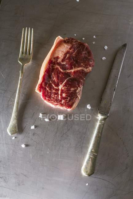 Стейк из говядины с ножом и вилкой — стоковое фото