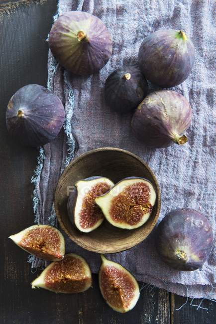 Fresh red figs with slices in bowl — Stock Photo