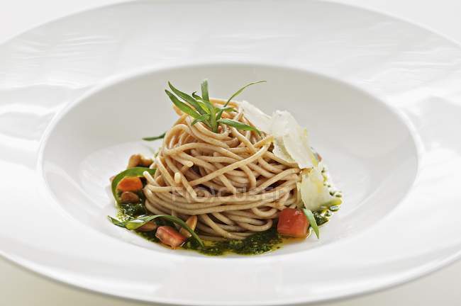 Wholemeal spaghetti with tarragon pesto — Stock Photo