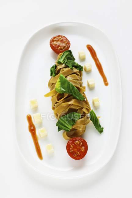 Wholemeal pasta with tomatoes — Stock Photo