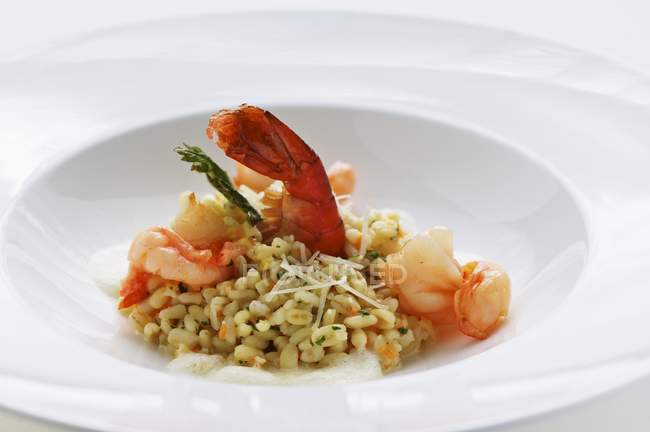 Barley risotto with prawns — Stock Photo