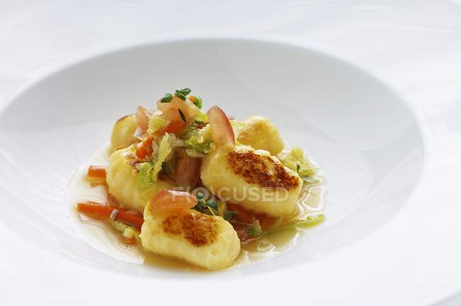 Gnocchi di patate con pomodori — Foto stock