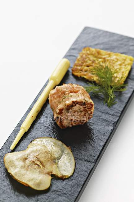 Tartare de saumon frit — Photo de stock