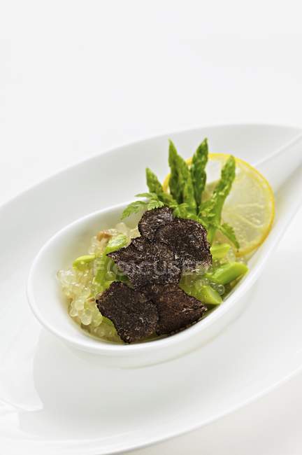 Tapioka mit Thai-Spargel und schwarzer Trüffel auf weißem Teller — Stockfoto