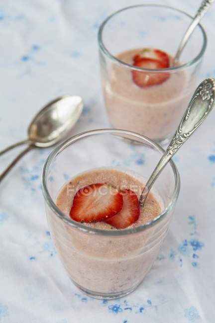 Erdbeermousse mit frischen Erdbeeren in Scheiben — Stockfoto