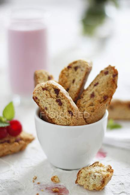 Vista de cerca de la frambuesa Biscotti en tazón blanco - foto de stock