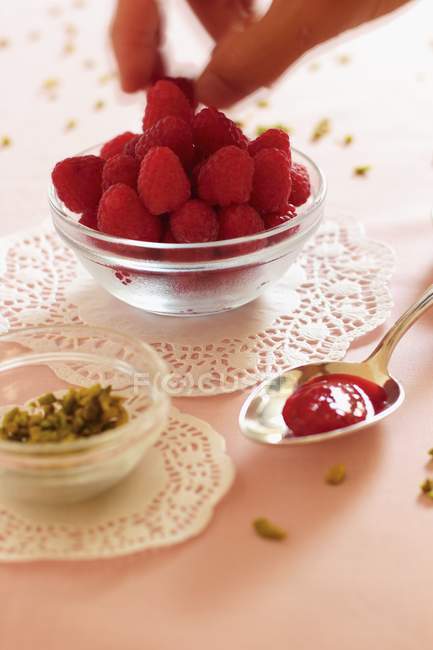 Cucchiaio di lampone e marmellata di rosa — Foto stock