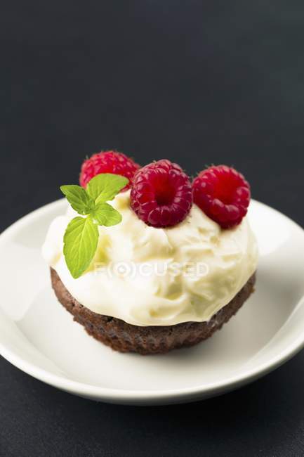 Cupcake con lamponi freschi — Foto stock
