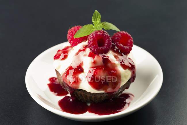 Cupcake with cream cheese — Stock Photo