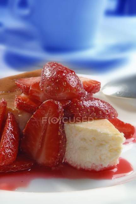 Stück Erdbeerkäsekuchen — Stockfoto