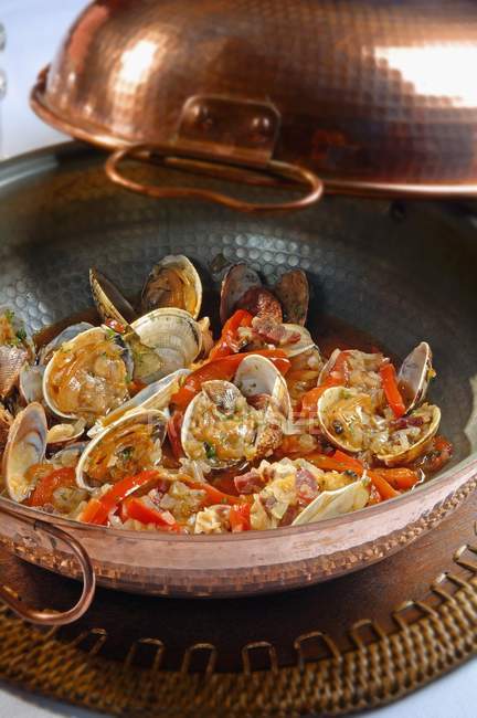 Vue rapprochée du ragoût de crustacés Ameijoas na cataplana au chorizo et aux poivrons — Photo de stock