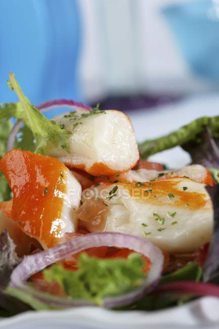 Salada Surimi com vegetação — Fotografia de Stock