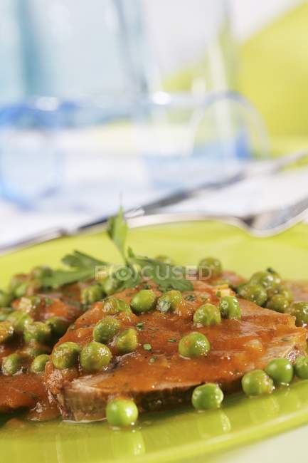 Roast veal with peas — Stock Photo