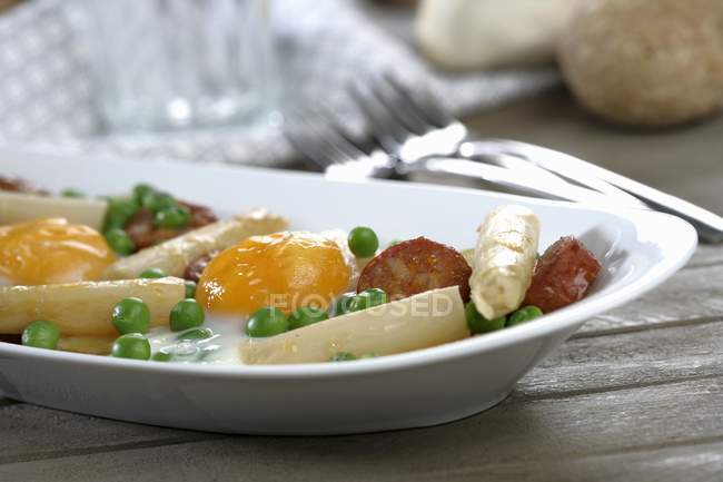 Patate spagnole con chorizo in padella — Foto stock