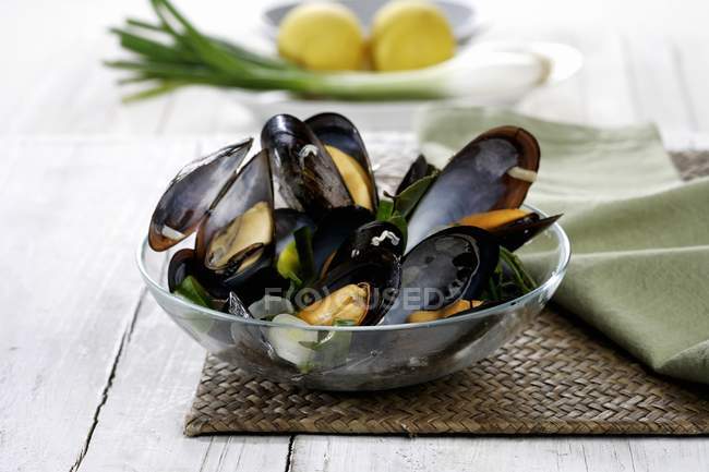 Cooked Mussels with spring onion — Stock Photo
