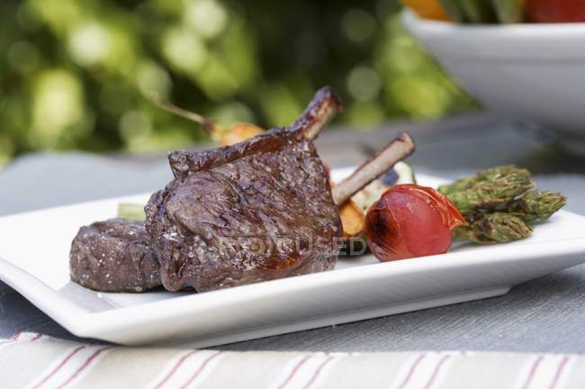 Venison chops with vegetables — Stock Photo