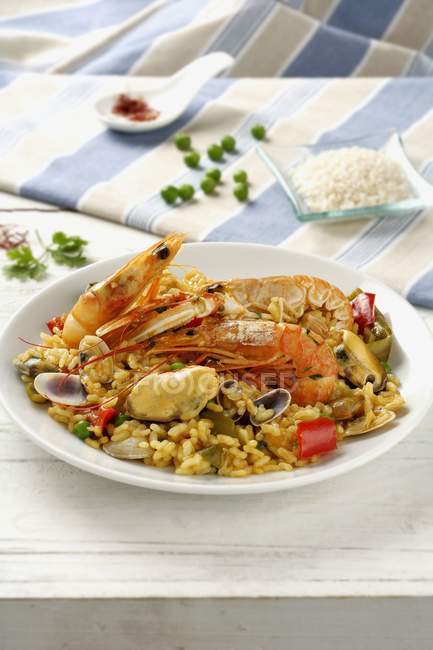 Primo piano vista del piatto Arroz de mar con riso, gamberi e vongole — Foto stock