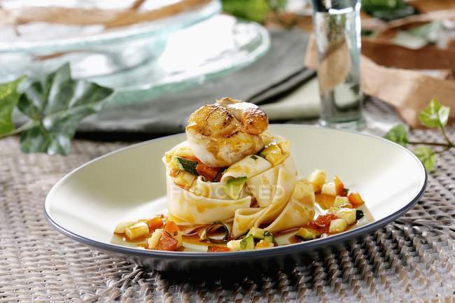 Tagliatelle pasta with scallops — Stock Photo