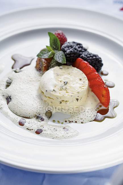 Pumpkin ice cream with strawberries — Stock Photo