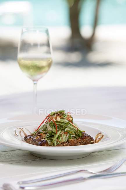 Satay de carne com salada de pepino — Fotografia de Stock