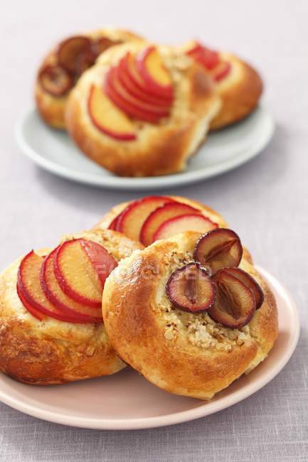 Sweet buns with plums — Stock Photo