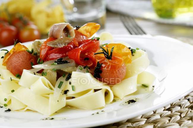 Tagliatelle макароны с овощами на гриле — стоковое фото