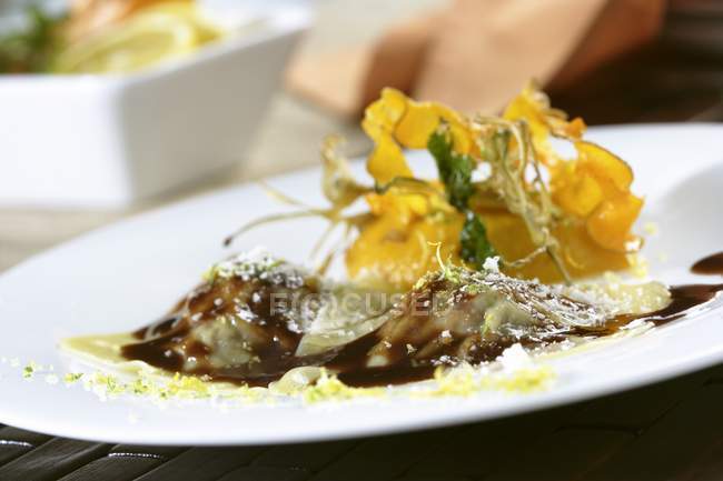 Macarrão ravioli pato com abóbora pura — Fotografia de Stock