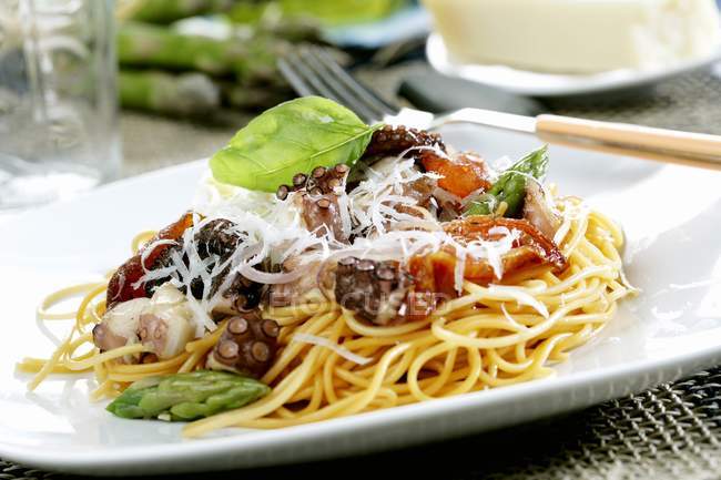 Spaghetti mit Tomaten — Stockfoto