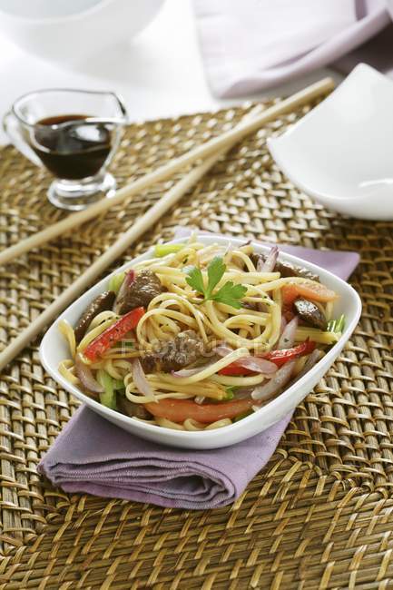 Fried noodles with beef and vegetables — Stock Photo