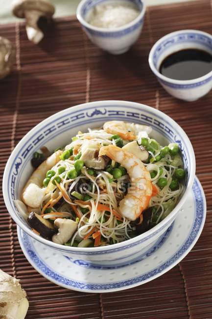 Noodles with prawns and mushrooms — Stock Photo