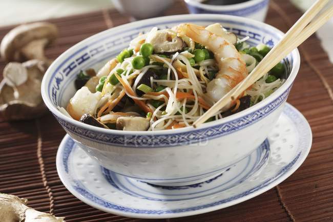 Noodles with prawns and mushrooms — Stock Photo