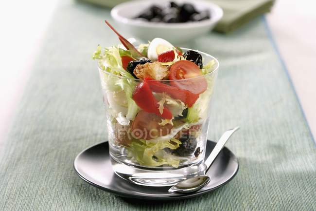 Mediterraner Salat im Glas — Stockfoto