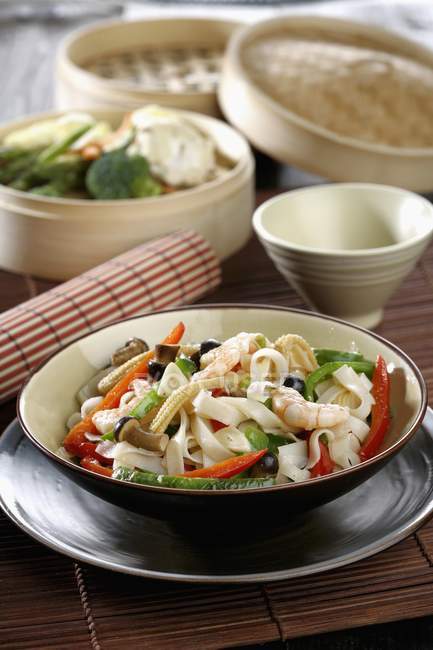 Rice noodles with vegetables — Stock Photo