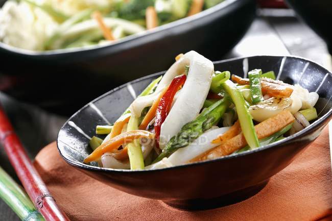 Wok verduras con rodajas de calamar - foto de stock