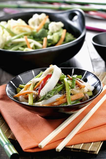 Wok légumes avec tranches de calmar — Photo de stock