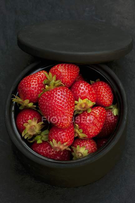 Fresas orgánicas frescas - foto de stock