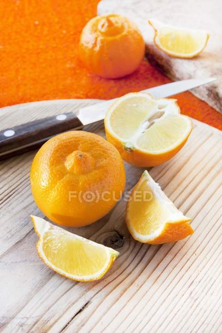 Naranjas de bergamota enteras y en rodajas - foto de stock