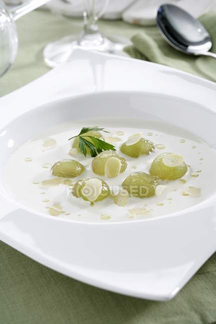 Soupe d'amandes sur assiette blanche — Photo de stock